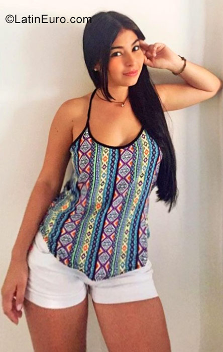 Date this nice looking Colombia girl Daniela from Cali CO19732