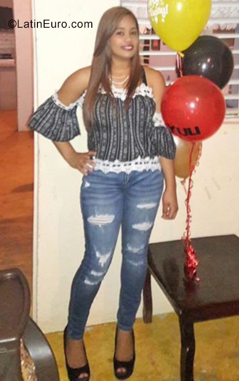Date this nice looking Dominican Republic girl Yuliana from Santiago DO26898