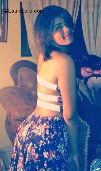 Date this stunning Dominican Republic girl Esmeralda from Santo Domingo DO27576