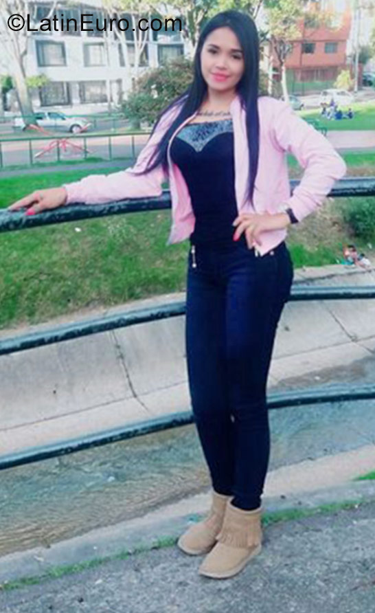 Date this good-looking Colombia girl Julieth from Bogota CO21205