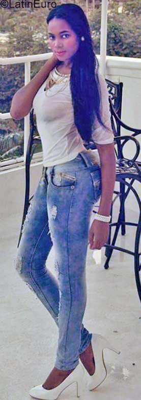 Date this nice looking Dominican Republic girl Magdalena from Santo Domingo DO28489