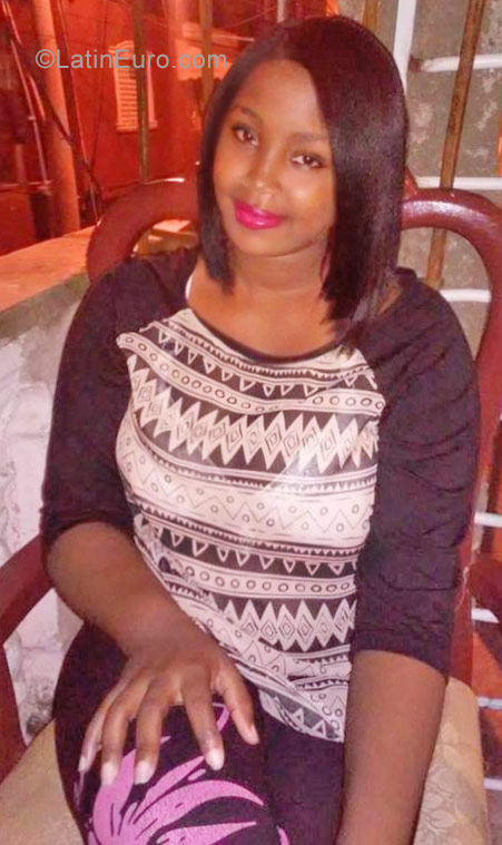 Date this happy Dominican Republic girl Nairobi from Santo Domingo DO28547