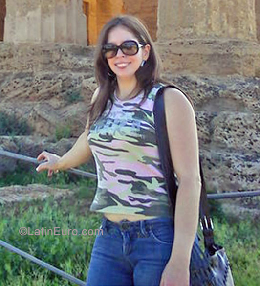 Date this nice looking Colombia girl Pauly from Medellin CO21385