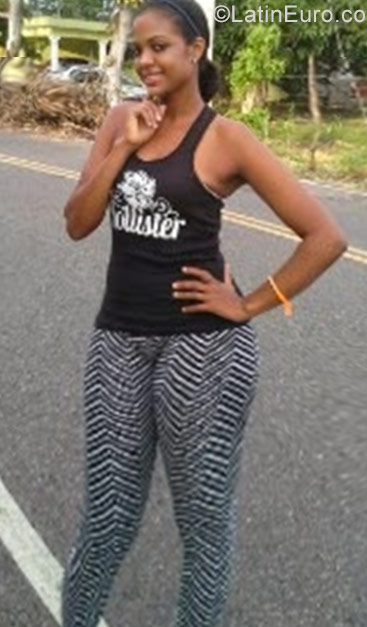 Date this nice looking Dominican Republic girl Laura from Castillo DO28617
