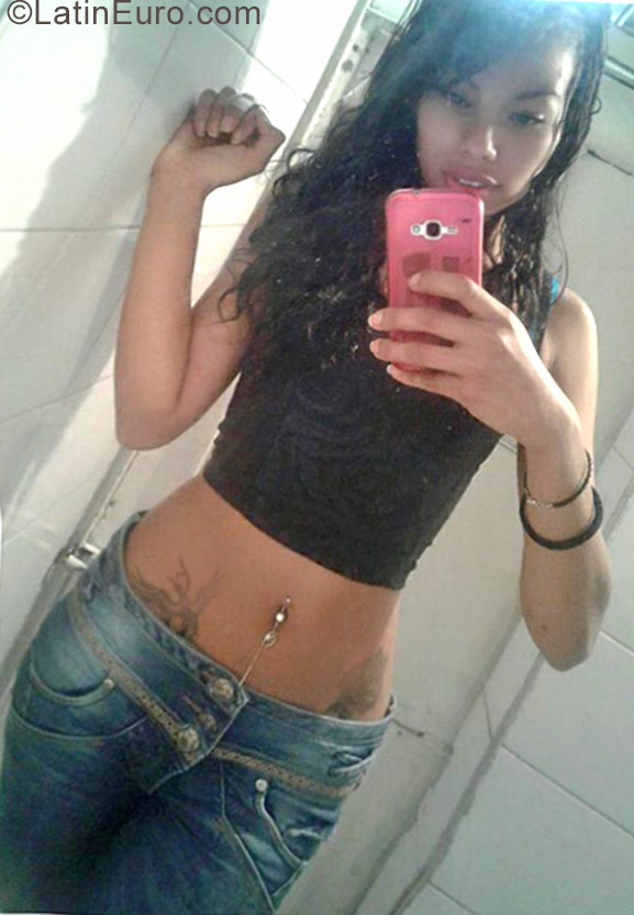 Date this nice looking Colombia girl Paola from Bogota CO24595