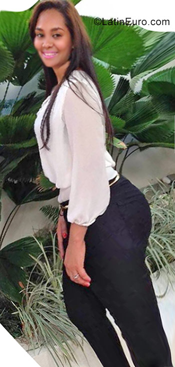 Date this nice looking Dominican Republic girl YESILEN from Santiago DO29274
