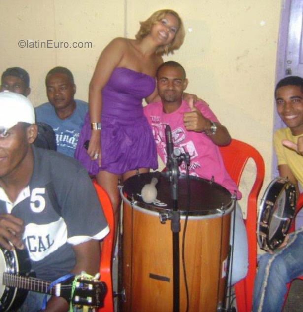 Date this hot Brazil girl Vivian from Salvador BR10110