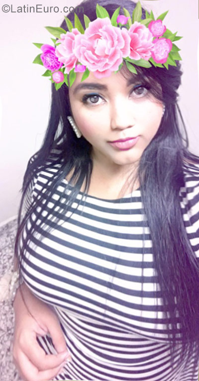 Date this sensual Dominican Republic girl Ariadna from Santo Domingo DO29608