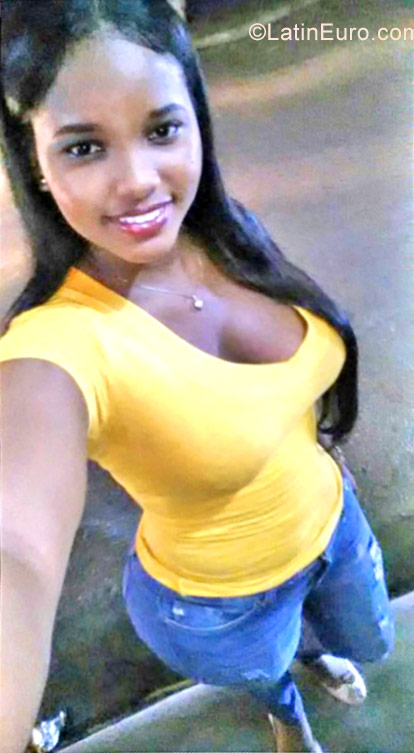 Date this voluptuous Dominican Republic girl Yokari from Santo Domingo DO29787