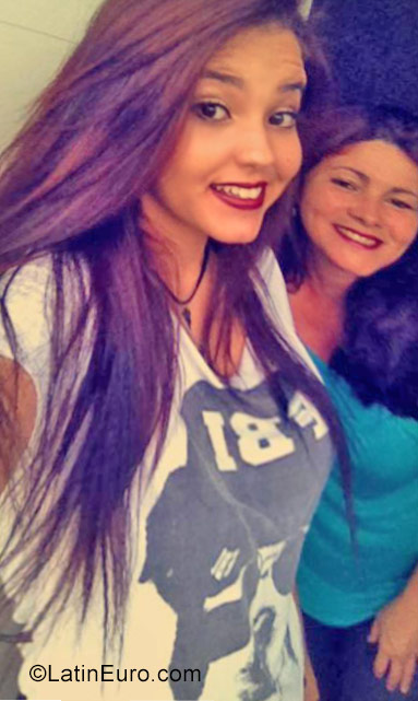 Date this happy Brazil girl Eloa from Varginha BR10207