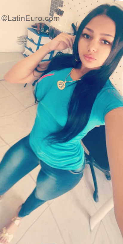 Date this nice looking Dominican Republic girl Andrea from Santo Domingo DO29936