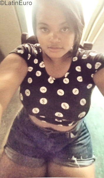 Date this nice looking Dominican Republic girl Yosira from Santo Domingo DO30088