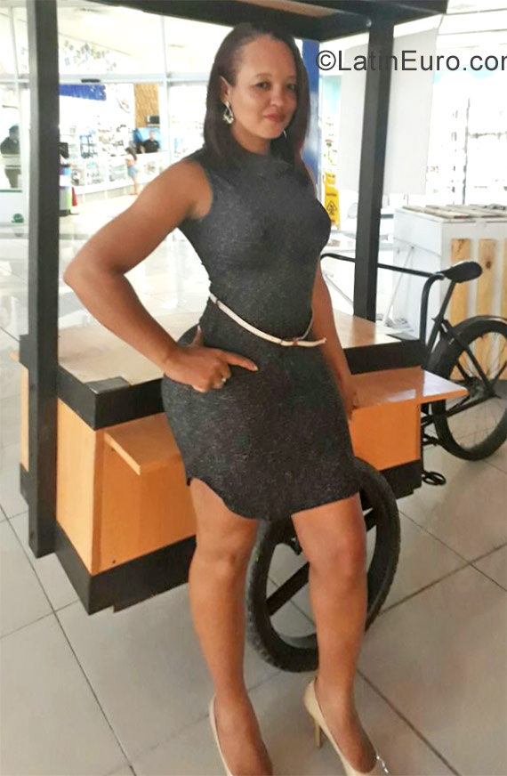 Date this fun Dominican Republic girl Kenia from Santo Domingo DO30126