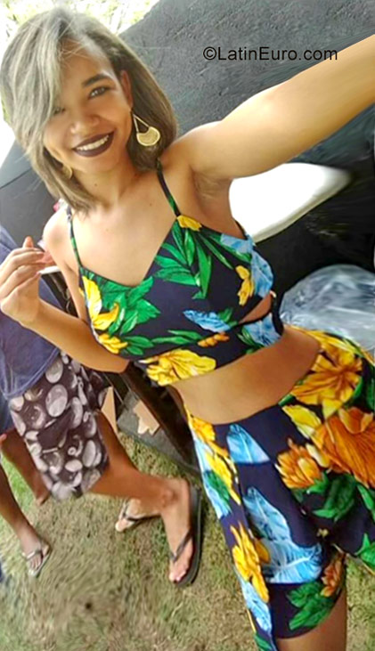 Date this nice looking Brazil girl Tais from Feira de Santana BR10265