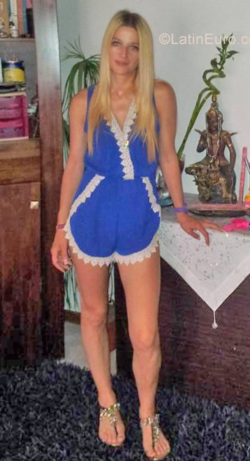 Date this voluptuous Belgium girl Dannyelle from Bruxelles BE111