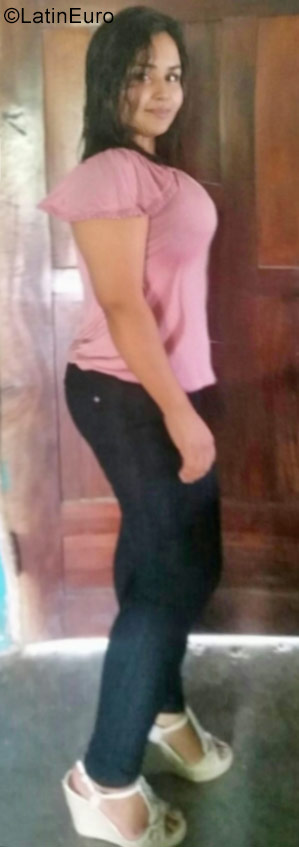 Date this attractive Honduras girl Gisel from El Negrito HN2360