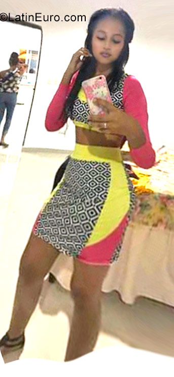 Date this hard body Dominican Republic girl Genesi from Santiago DO30377