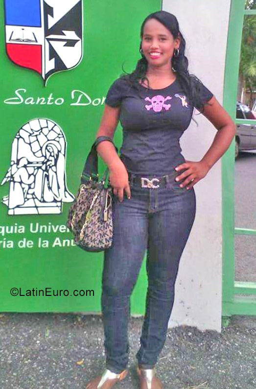Date this happy Dominican Republic girl Raquel from Santo Domingo DO30380