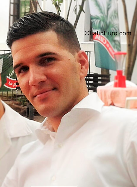 Date this tall Peru man Migue from Lima PE1129