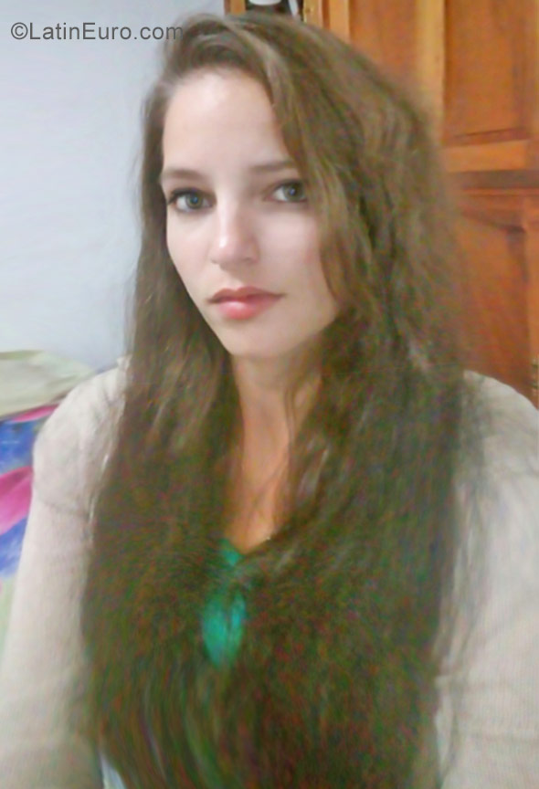 Date this delightful Cuba girl Yai from Havana CU128