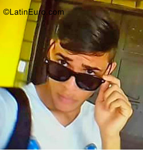 Date this beautiful Venezuela man Cesar from Valencia VE1004