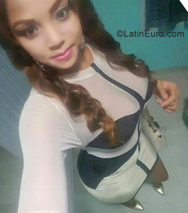 Date this beautiful Dominican Republic girl Mariel from Santo Domingo DO30582