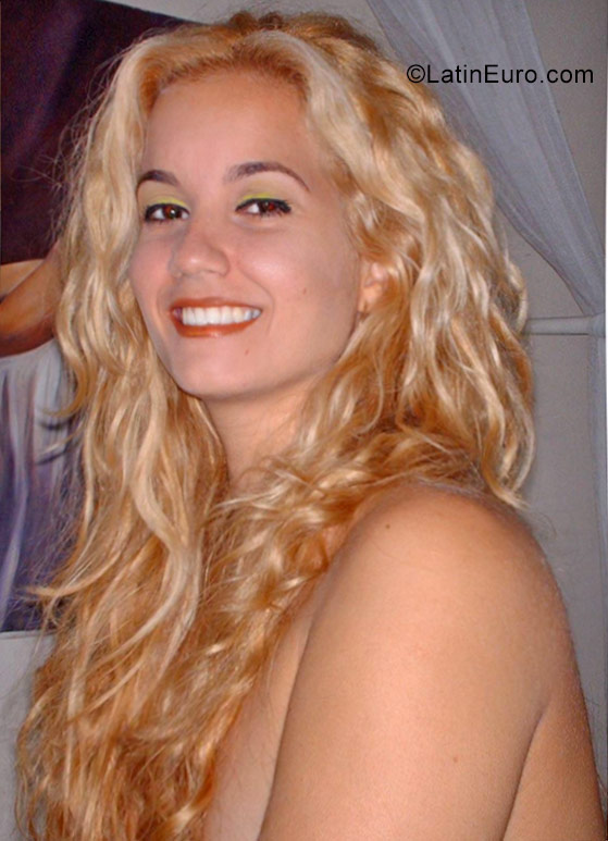 Date this tall Cuba girl Yahi from Havana CU144