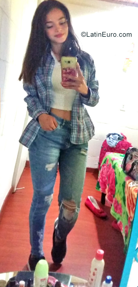 Date this attractive Colombia girl Catalina from Bogota CO22642