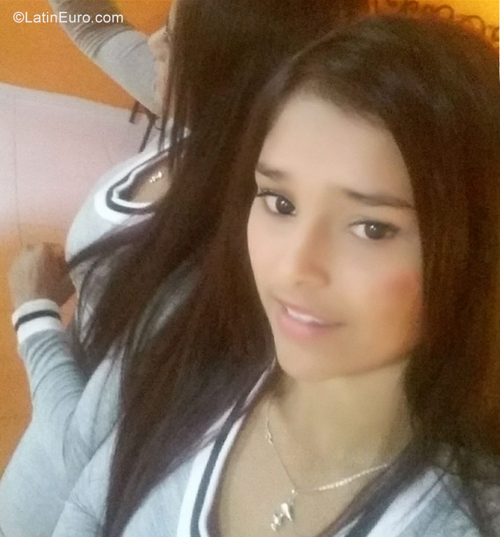 Date this attractive Colombia girl Liseth from SANTA ROSA DE CABAL CO22682