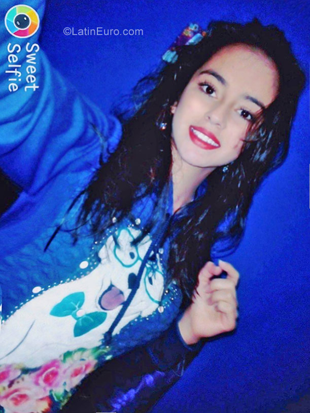Date this nice looking Colombia girl Diana from Bogota CO22687