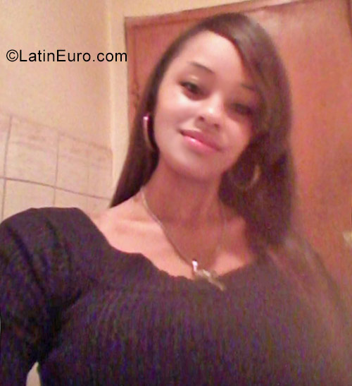 Date this foxy Colombia girl Loren from Buenaventura CO22785