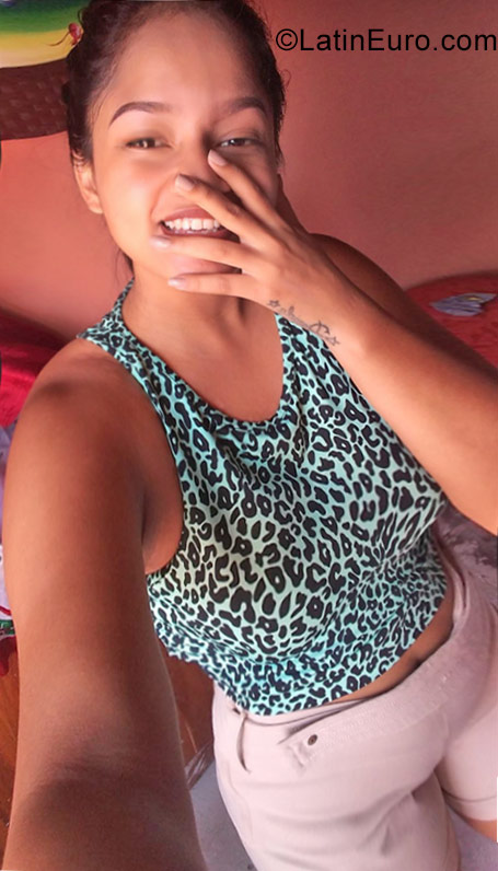Date this happy Ecuador girl Daniela from Guayaquil EC224