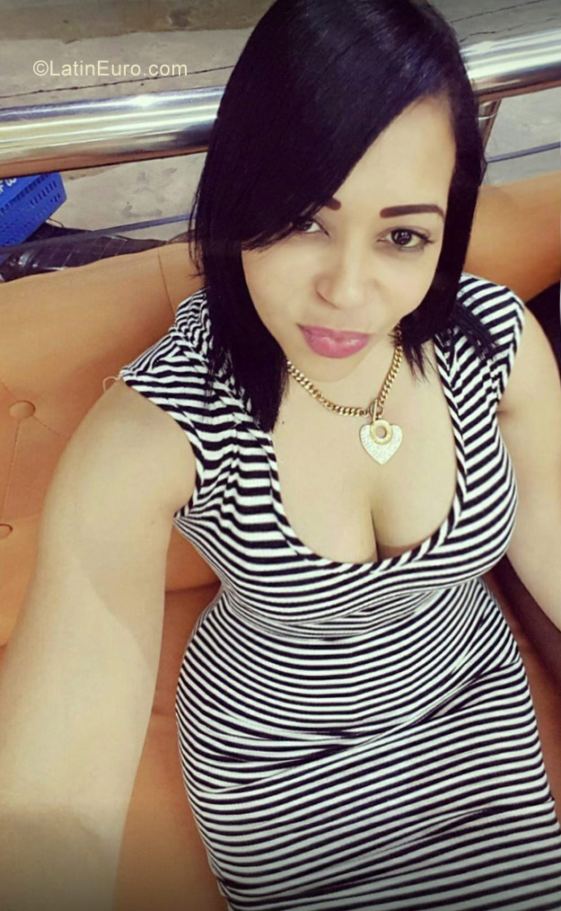 Date this voluptuous Dominican Republic girl Amelia from Santo Domingo DO30867