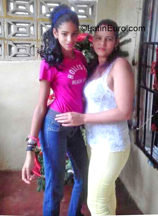 Date this tall Dominican Republic girl Nayer from Santiago DO30880