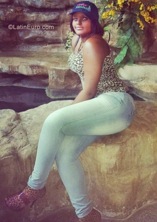Date this foxy Dominican Republic girl Paola from Santo Domingo DO30890