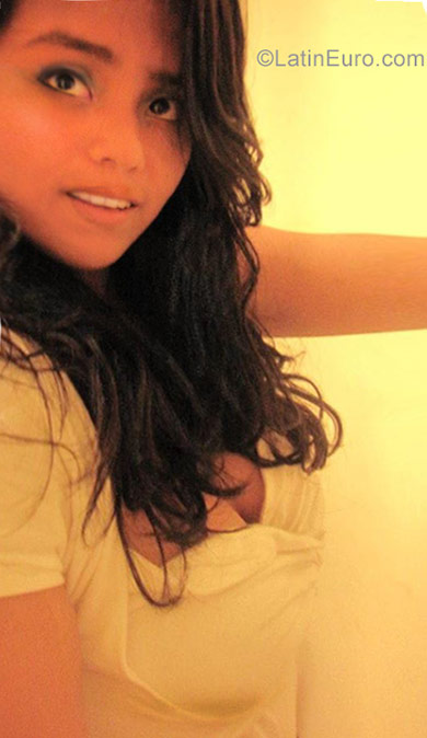 Date this delightful Colombia girl Susan from Armenia CO22881