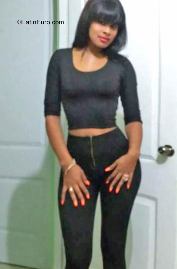 Date this foxy Dominican Republic girl Ana from Santo Domingo DO30905