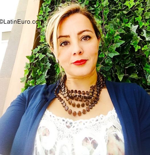 Date this fun United States girl Miss Marie Mendes from Philadelphia US20527