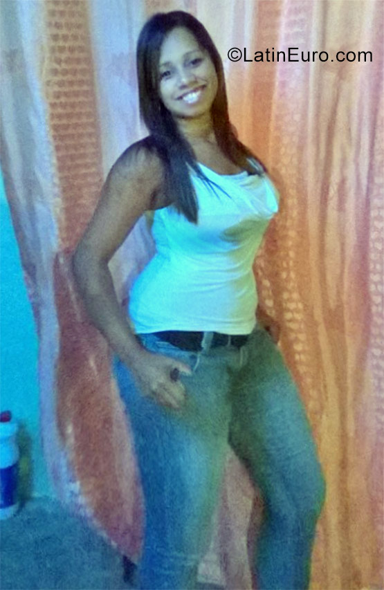 Date this stunning Venezuela girl Yasmin from Caracas VE1179