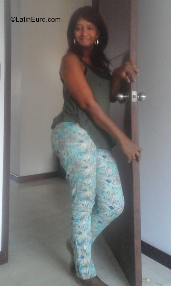 Date this hard body Colombia girl Liliana from Cali CO22924