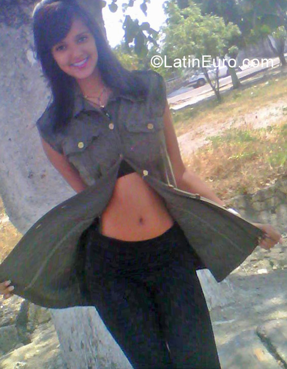 Date this nice looking Venezuela girl Vanessa from Valencia VE1199