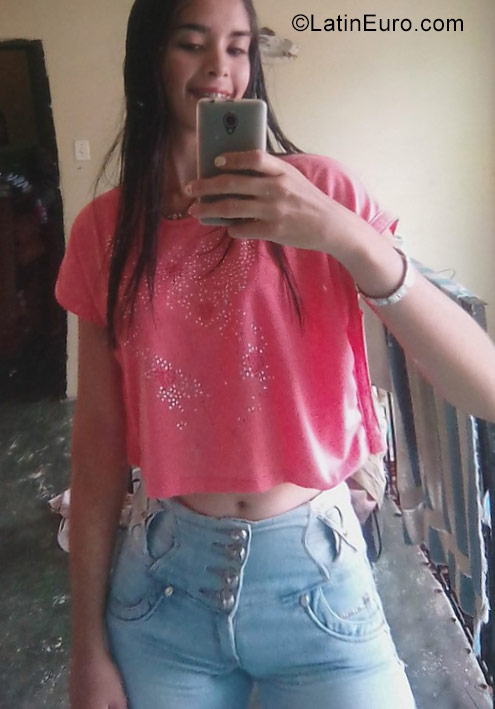 Date this voluptuous Venezuela girl Andrea Sthefani from Valera VE1212