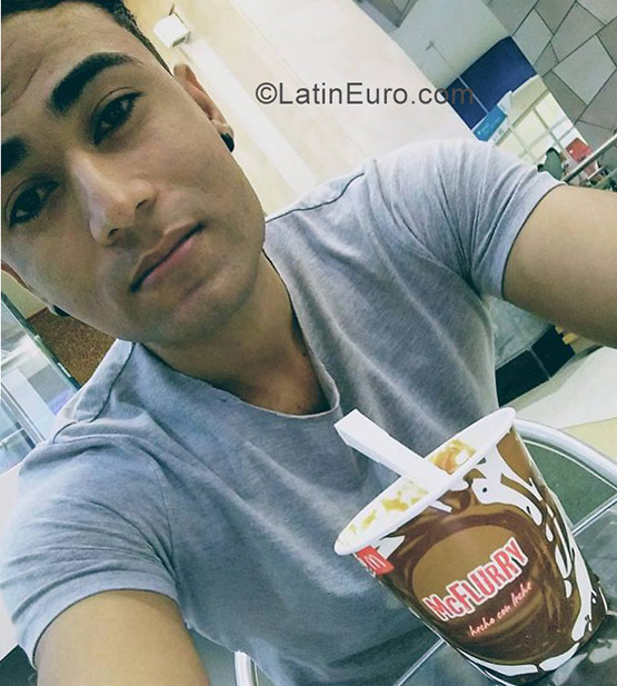 Date this sensual Colombia man Cristian from Barranquilla CO23044