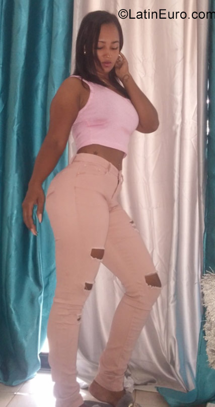 Date this stunning Dominican Republic girl Dahiana from Santo Domingo DO31113