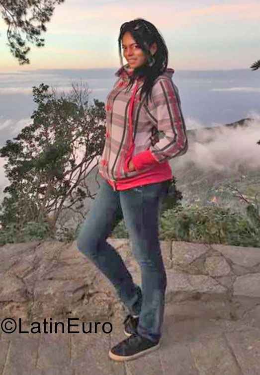 Date this happy Venezuela girl Ana from Caracas VE1258