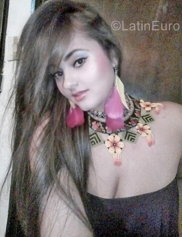 Date this attractive Colombia girl Andrea from Medellin CO23130