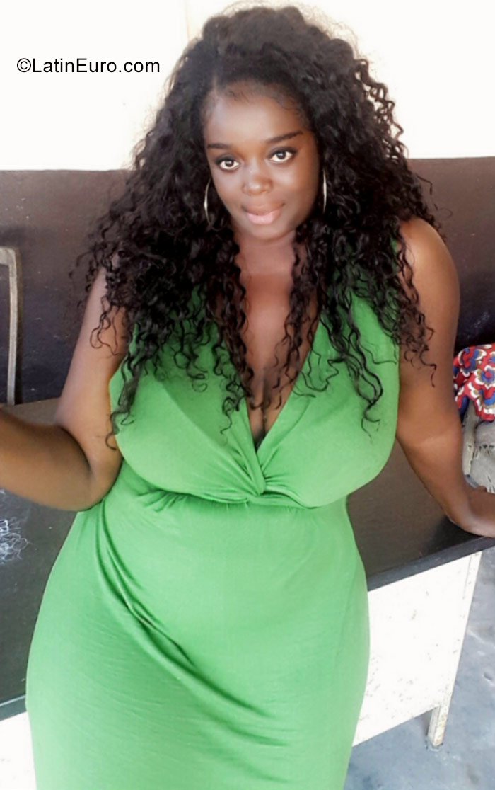 Date this athletic Cameroon girl Antonia from Douala CM302