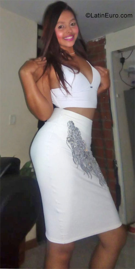 Date this attractive Colombia girl Salome from Cali CO23304