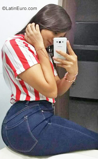 Date this funny Colombia girl Nat from Barranquilla CO23366