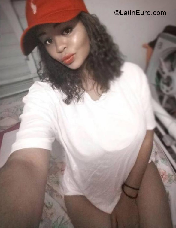 Date this gorgeous Dominican Republic girl Nenie from Santo Domingo DO31653